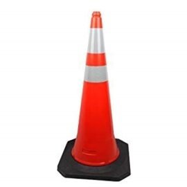 CONO NARANJA 28'' CON 2 CINTAS REFLECTIVAS DE 4" BASE CAUCHO  14" X 14
