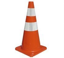 CONO NARANJA 28'' CON 2 CINTAS REFLECTIVAS DE 4" BASE  14" X 14"